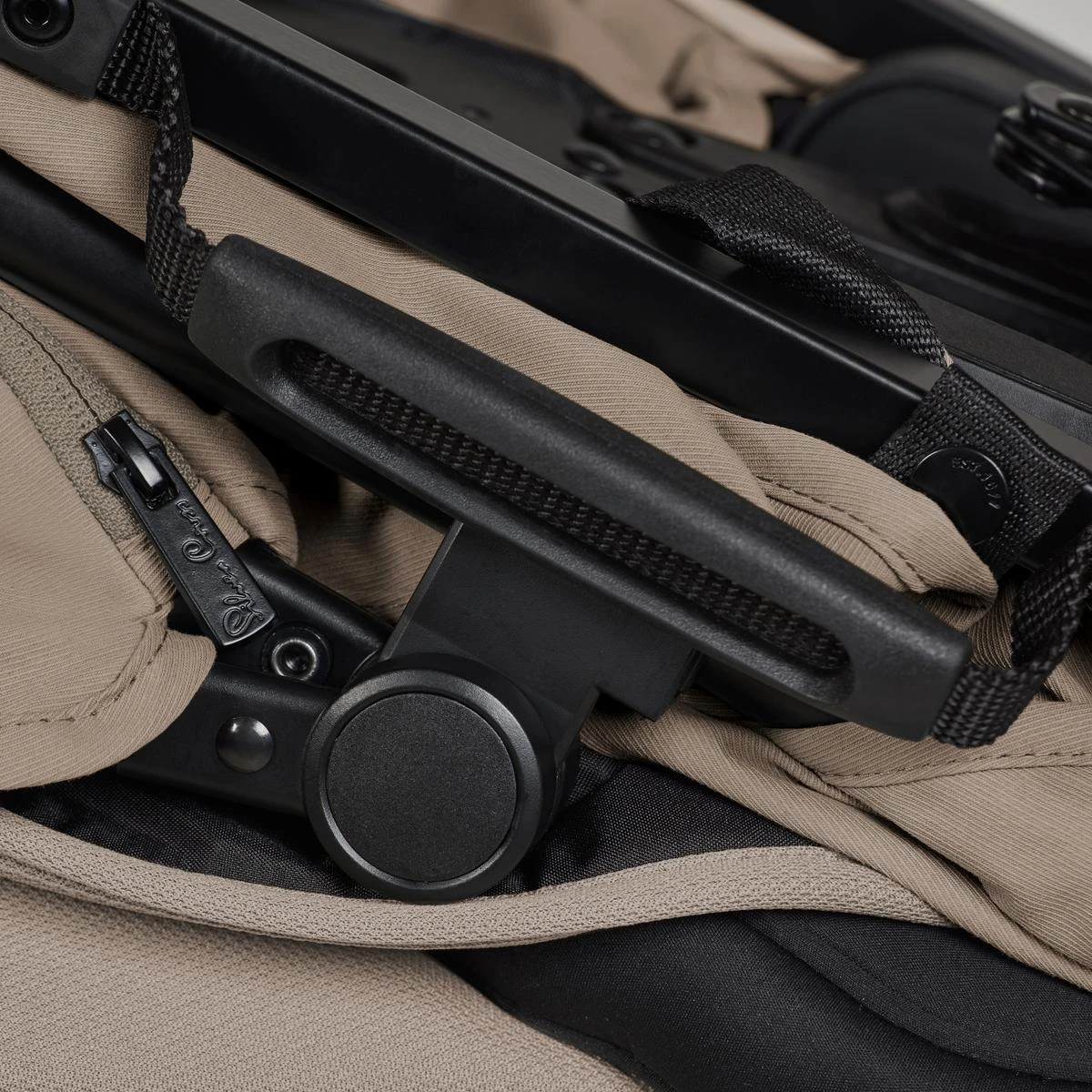 Silver Cross Silver Cross Pop Stroller - Cobble Silver Cross Silver Cross Pop Stroller - Cobble -Push Chair Expert Sales Pop 2024 Cobble CarryHandle Detail